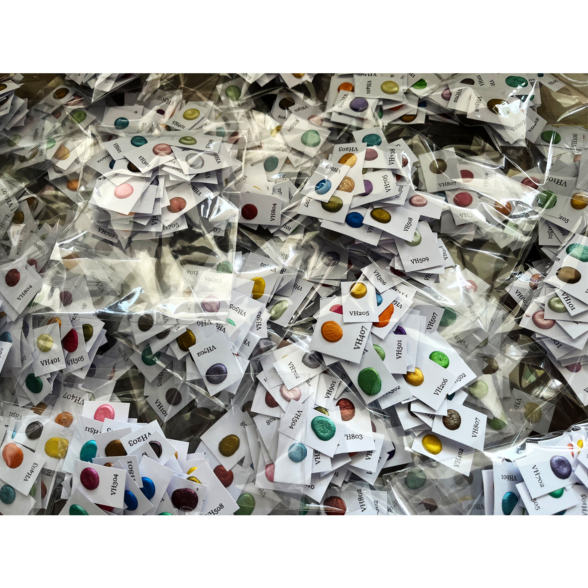 Viele handverpackte Dotkarten mit schimmernden Metallic-Aquarellfarben – Probensets in Einzeltütchen mit Farbnamen