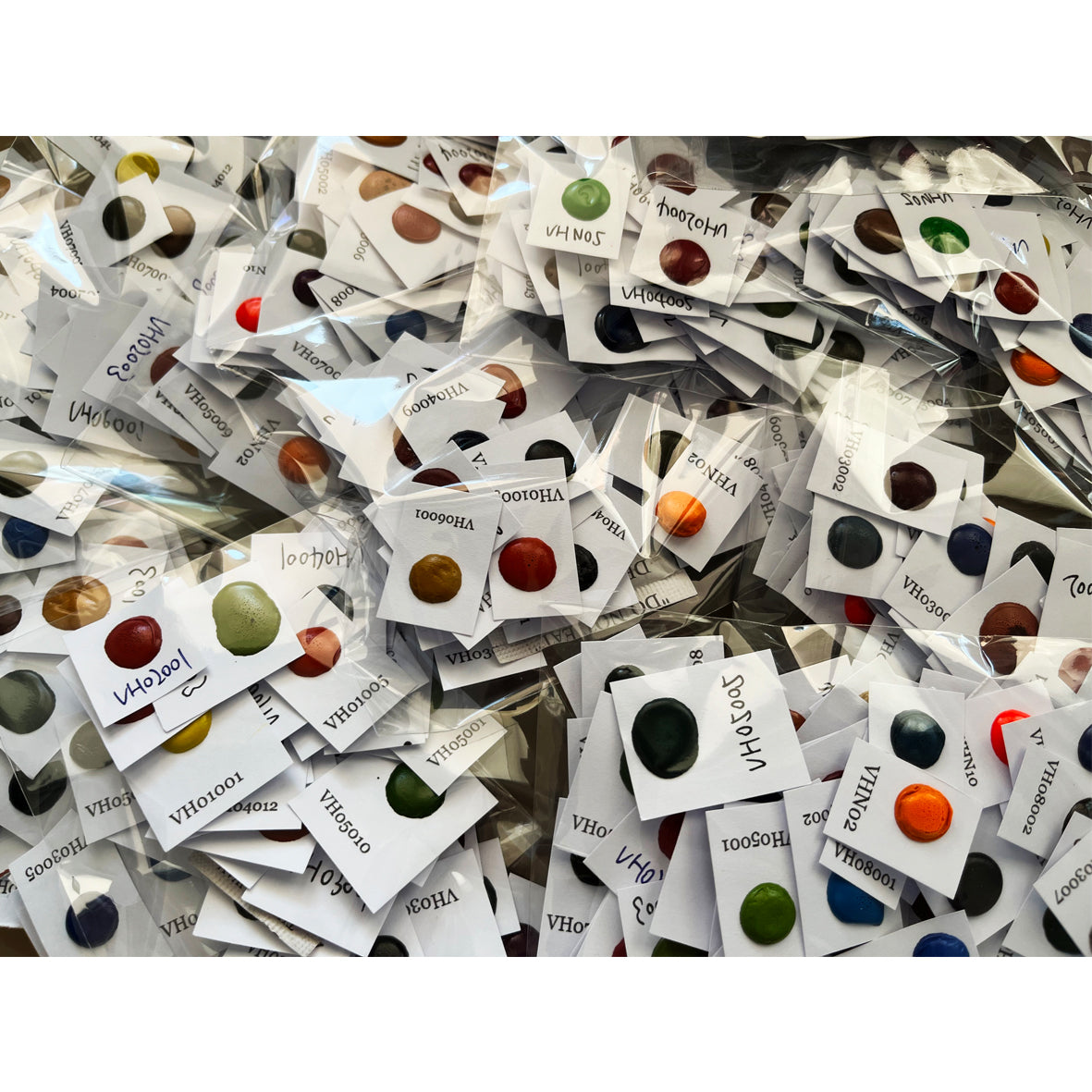 Dotkarten mit handgemachten Honig-Aquarellfarben – Probensets in Einzeltütchen mit natürlichen Erdtönen und Farbnamen