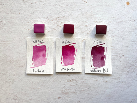 Beobachtung von Magenta-Aquarellfarben: Fuchsia, Magenta und Bordeauxrot