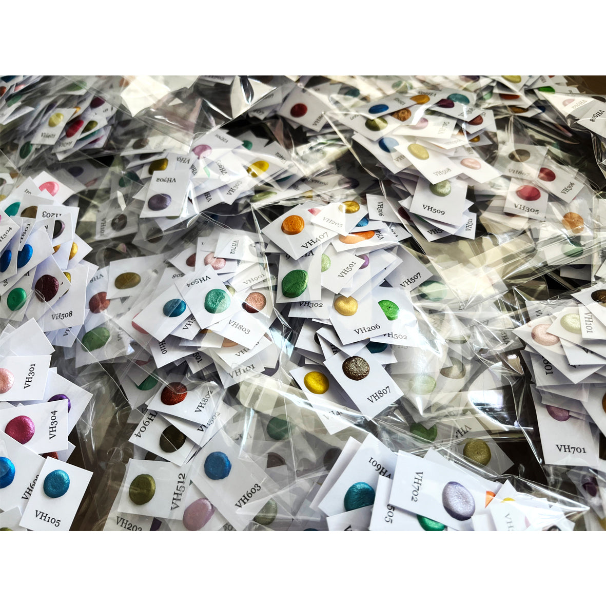 Viele handverpackte Dotkarten mit schimmernden Metallic-Aquarellfarben – Probensets in Einzeltütchen mit Farbnamen